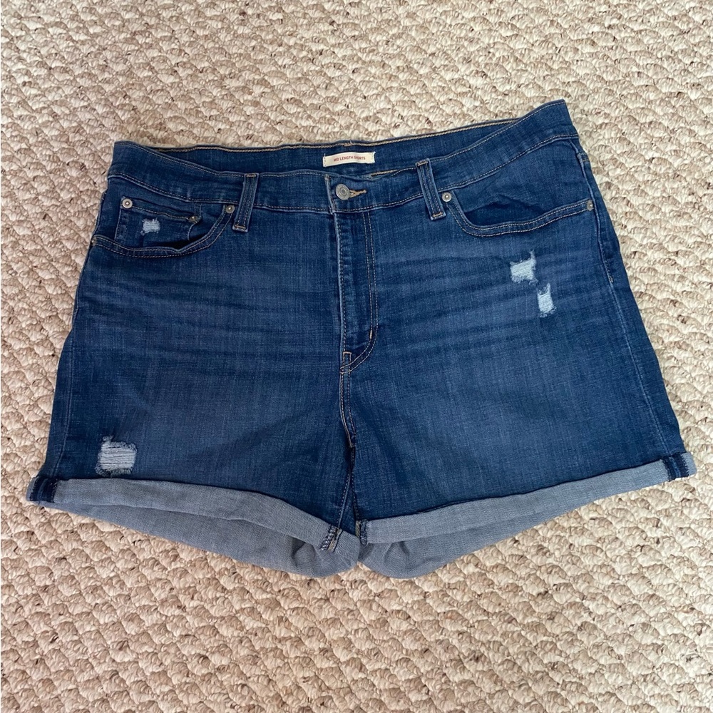 LEVI'S DENIM SHORTS - SIZE 33W